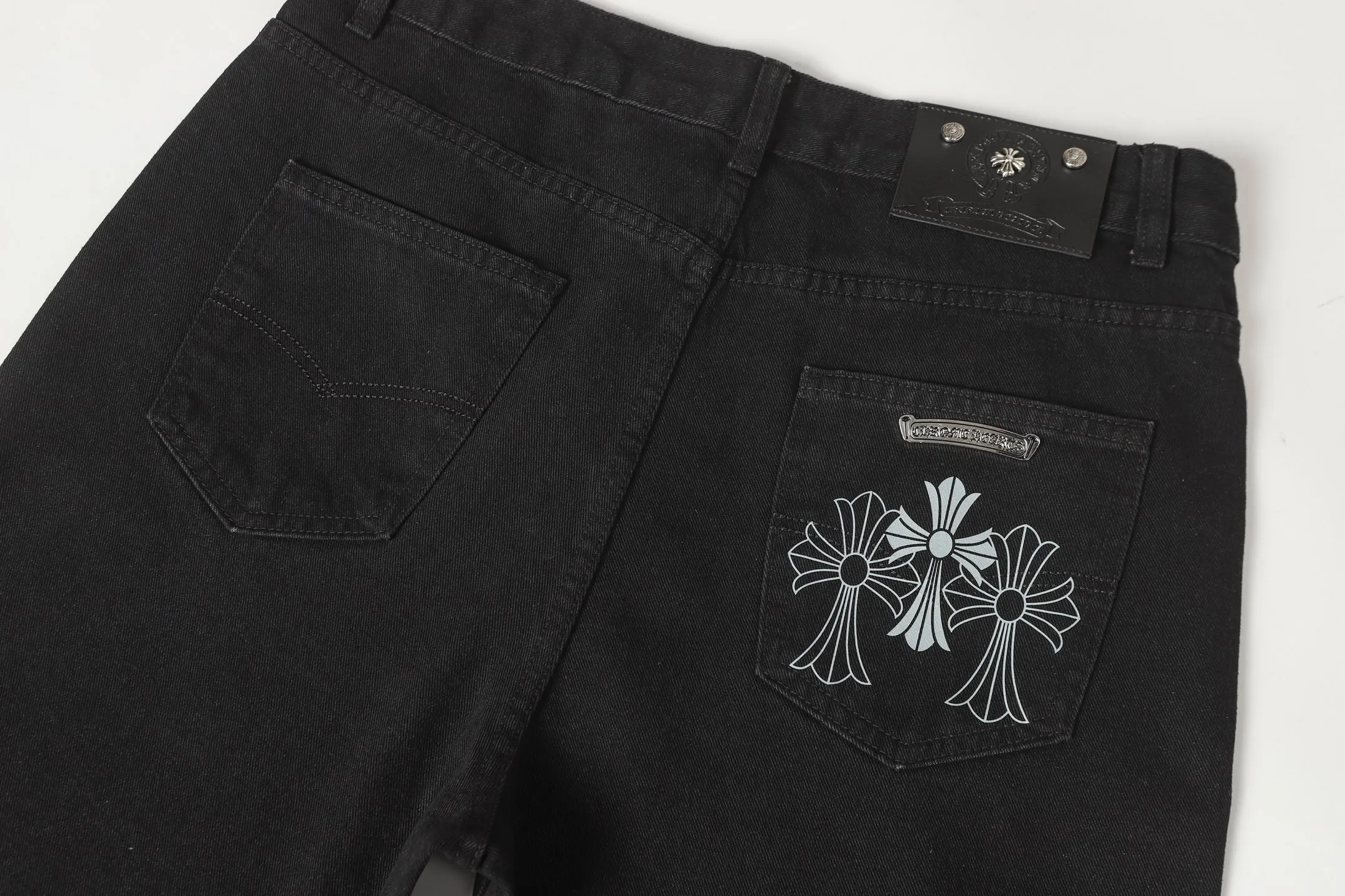 P240 Cross-border quantity model, please do not place an order if you are pursuing quality - Chrome Hearts/Chrome Heart Cross ✝️ Inlaid embroidered washed jeans, trousers and casual pants - High weight, high density and high quality. The wool is soft, delicate and skin-friendly. It feels soft and silky. It has excellent warmth and skin-friendly properties. - Customized weaving and dyeing, no color difference. No matter the fabric or workmanship details, it beats the ordinary version on the market. - Hardware zipper accessories are all customized, full of details -Colour: washed black -Size: 28 30 32 34 36